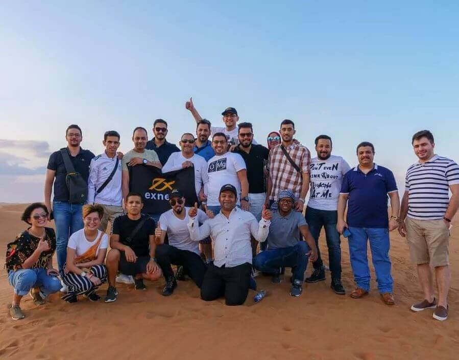 صورة جماعية مع شركة اكسنس سفاري دبي